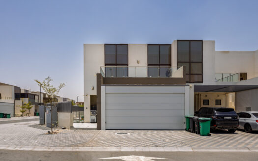 END CORNER | FURNISHED | UPGRADED | TURNKEY HOME
